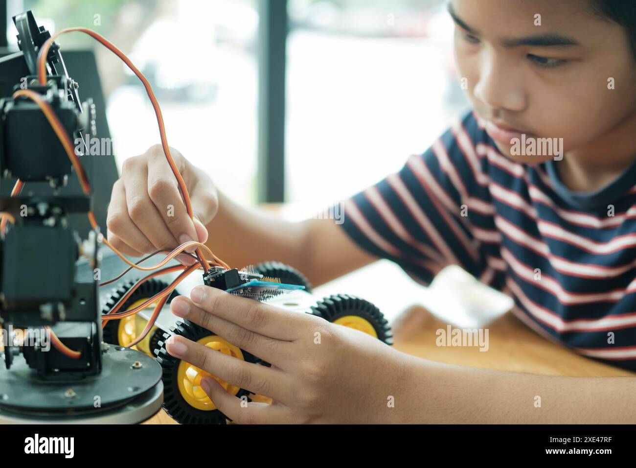 Étudiant faisant un projet de robot en science technologie de programmation robotique et concept d'éducation STEM. Banque D'Images