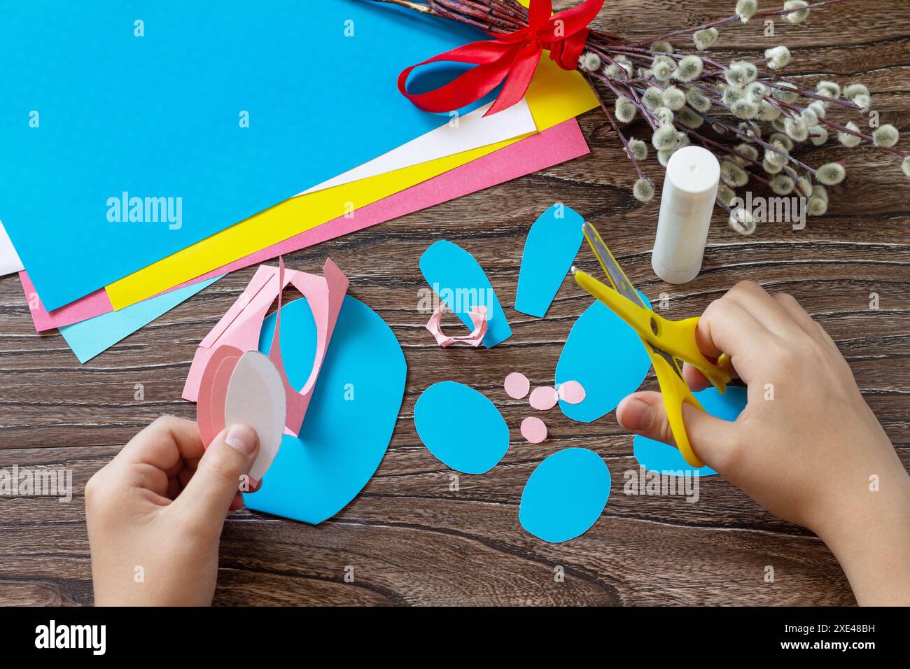 Instructions, étape 4. Félicitation carte de lapin de Pâques jouet avec oeuf de pâques. Fait à la main. Projet de créativité enfantine, handicapraf Banque D'Images