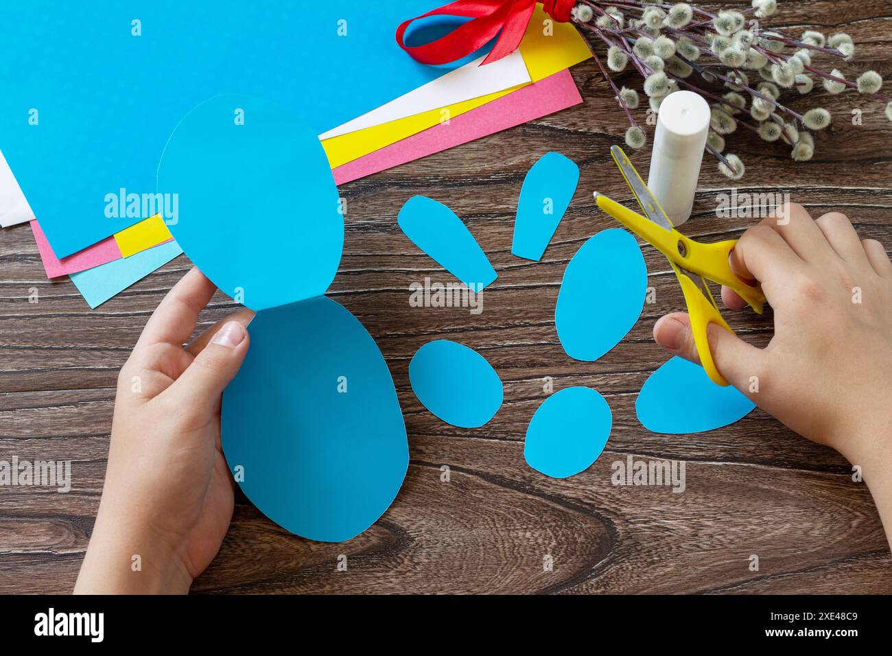 Instructions, étape 3. Félicitation carte de lapin de Pâques jouet avec oeuf de pâques. Fait à la main. Projet de créativité enfantine, handicapraf Banque D'Images