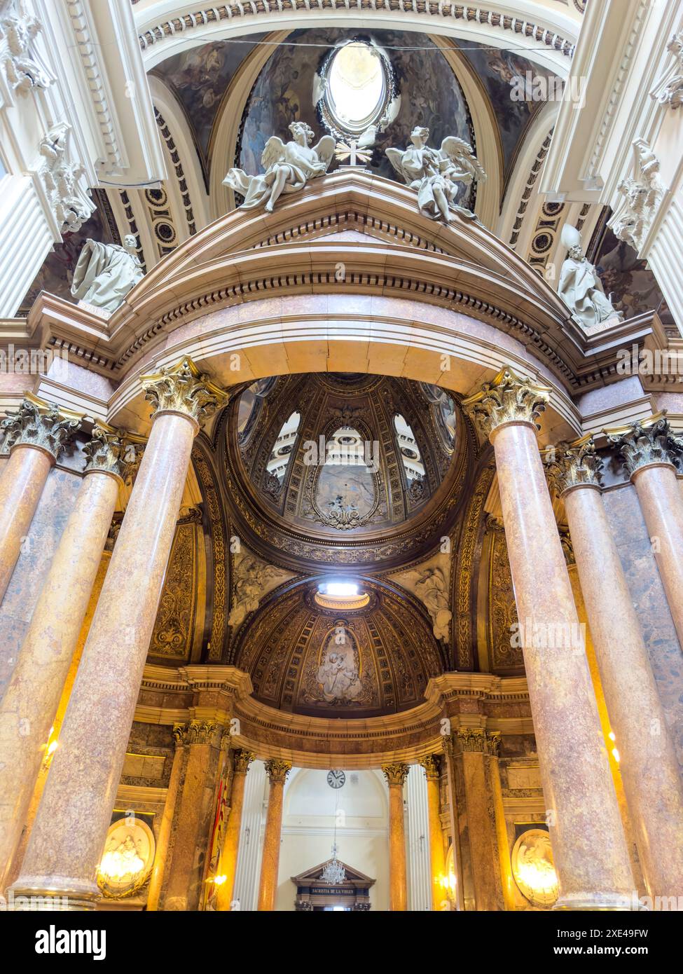 Saragosse, Espagne - 30 mars 2023 : : intérieur de la basilique Cathédrale notre-Dame du pilier, Saragosse, Espagne Banque D'Images
