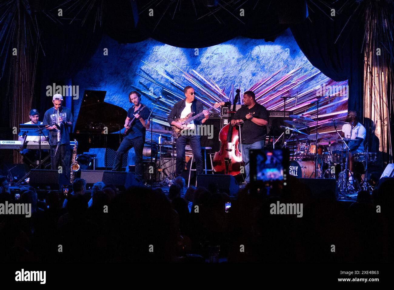 New York, États-Unis. 25 juin 2024. Le bassiste virtuose jazz/fusion Stanley Clarke, 5 fois lauréat des Grammy Awards, mène son groupe au Sony Hall, Times Square : Becca Gochiashvii aux claviers, Emilio modeste au saxophone, Jeremiah collier à la batterie, Calvin Cook à la guitare et Evan Carr au violon. Crédit : M. Stan Reaves/Alamy Live News Banque D'Images