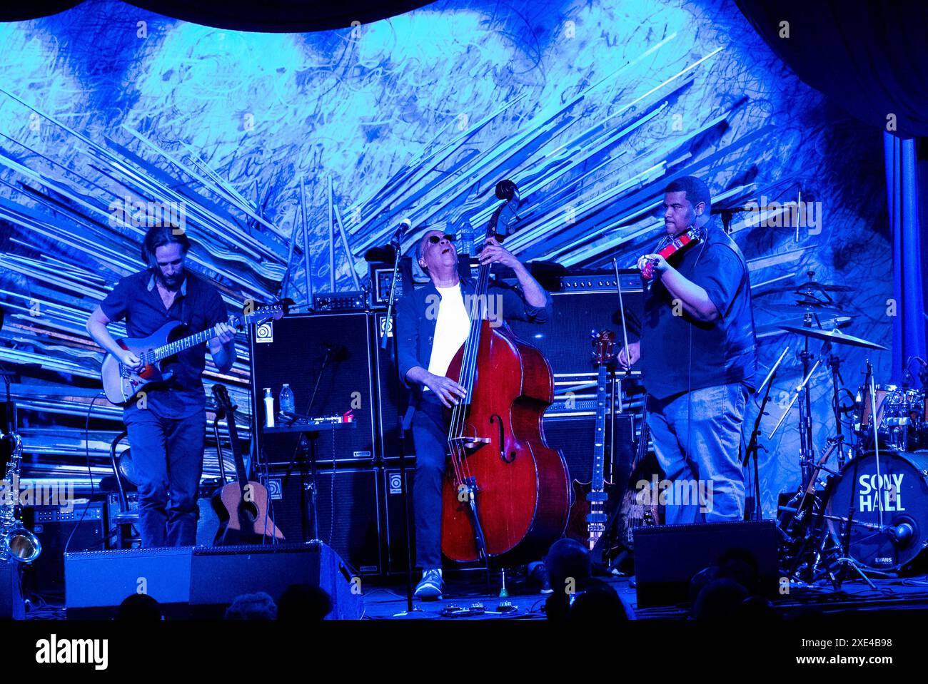 New York, États-Unis. 25 juin 2024. Le bassiste virtuose jazz/fusion Stanley Clarke, 5 fois lauréat des Grammy Awards, mène son groupe au Sony Hall, Times Square : Becca Gochiashvii aux claviers, Emilio modeste au saxophone, Jeremiah collier à la batterie, Calvin Cook à la guitare et Evan Carr au violon. Crédit : M. Stan Reaves/Alamy Live News Banque D'Images