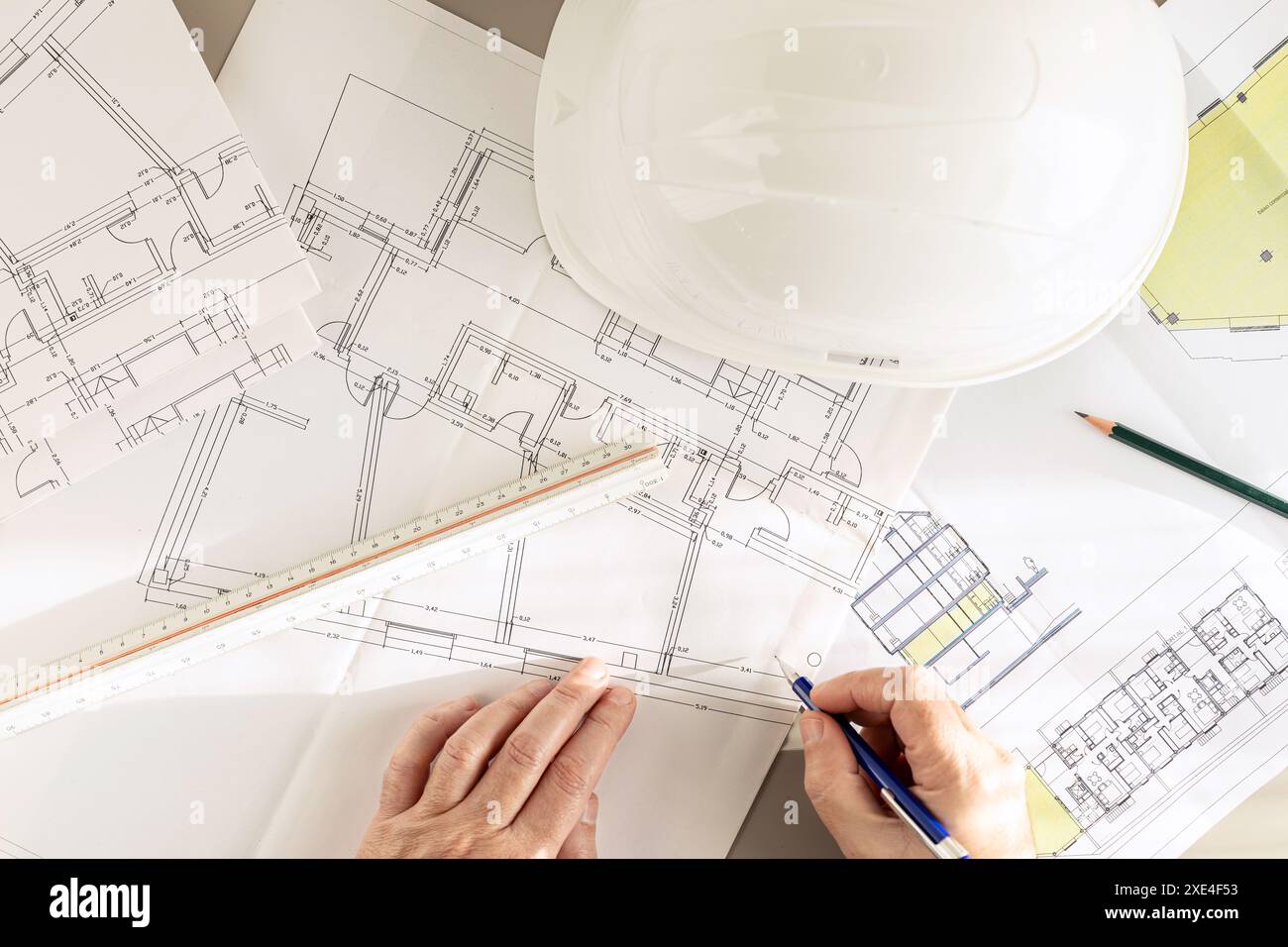 Vue de dessus d'un architecte mains travaillant sur des plans d'architecture sur le bureau Banque D'Images