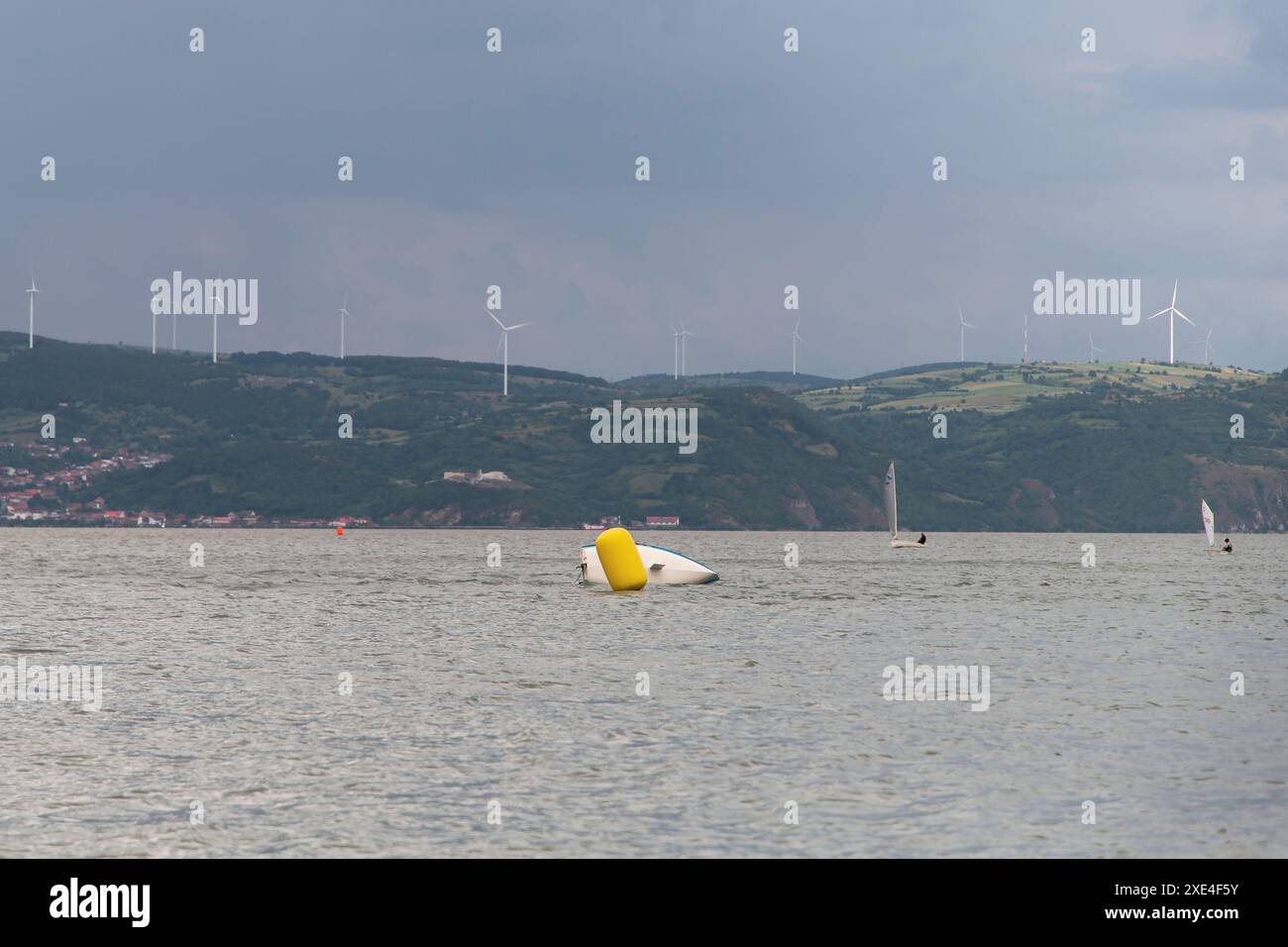 Un voilier sportif a chaviré lors d'une régate de voile Banque D'Images