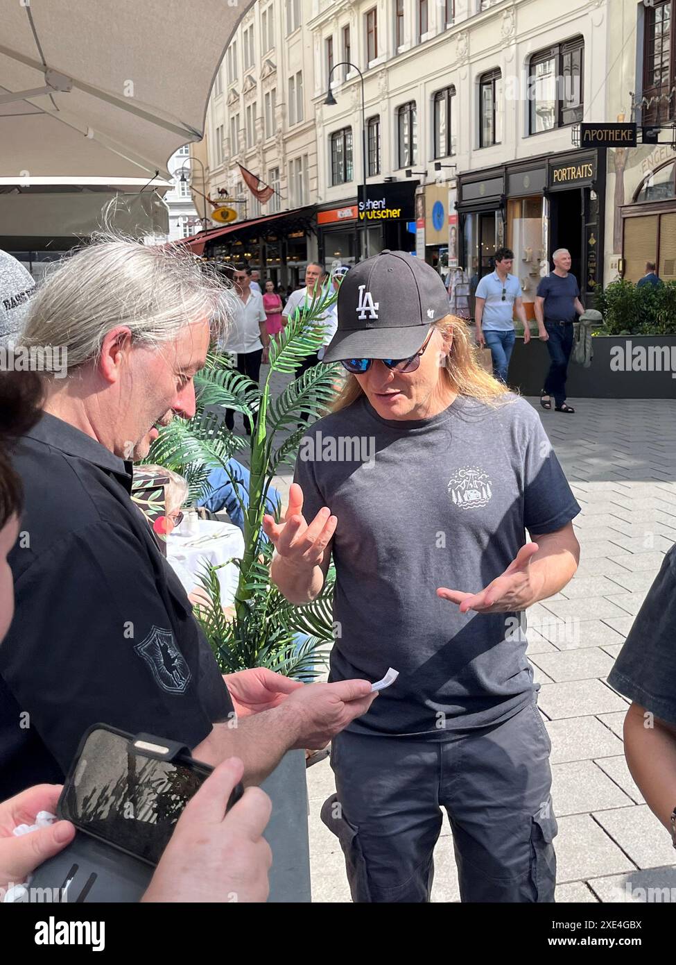 Matt LAUG avec des fans au Park Hyatt Hotel, concert AC/DC à Vienne, Autriche, le 22 juin 2024. - 20240625 PD1289 crédit : APA-PictureDesk/Alamy Live News Banque D'Images
