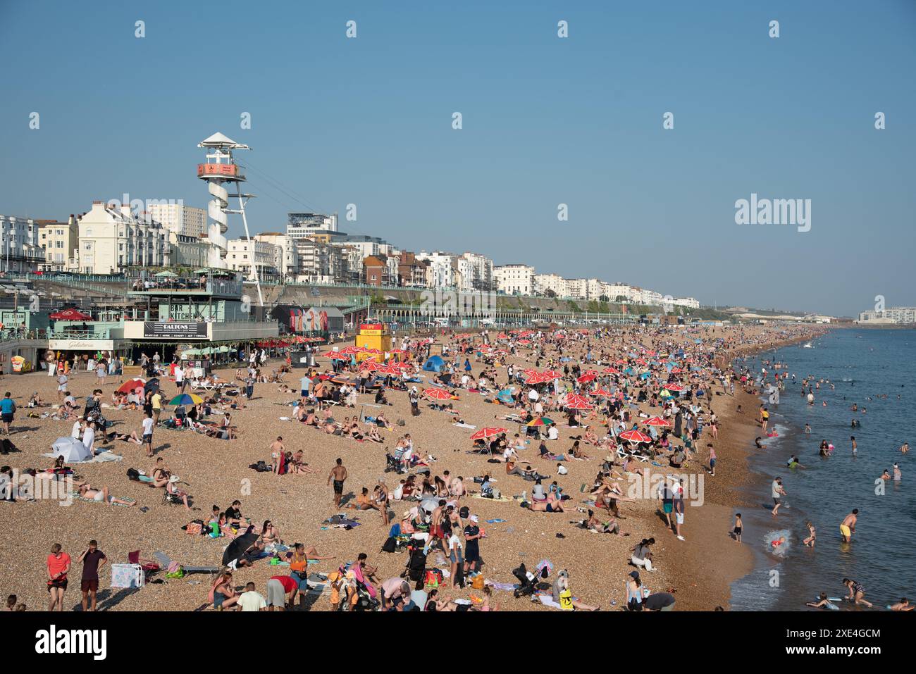 Foule de Britanniques prenant un bain de soleil et se relaxant sur la plage en été. Loisirs en plein air Banque D'Images