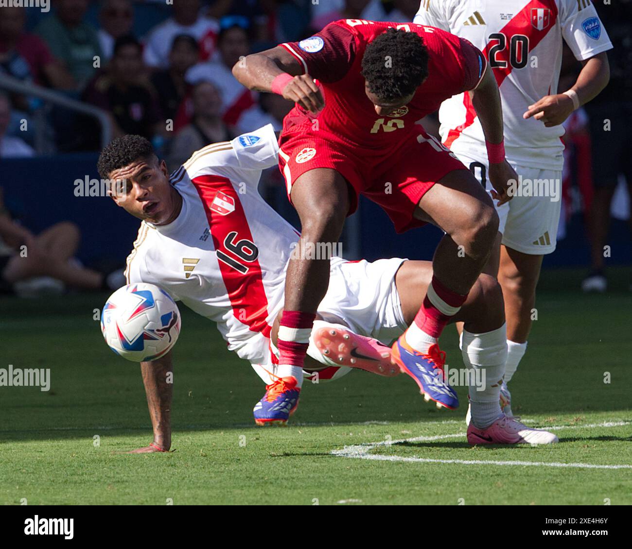 Kansas City, Kansas, États-Unis. 25 juin 2024. Équipe Pérou et équipe Canada participent au match de groupe de la division masculine de la CONMEBOL à Copa America qui a eu lieu au Children's Mercy Park à Kansas City, KS, le 25 juin 2024. Sur la photo, le milieu de terrain de l’équipe Pérou Wilder Cartagena #16 (derrière) et l’attaquant junior Hoilett #10 (devant) d’équipe Canada luttant pour l’avantage sur la ligne de touche pendant la deuxième moitié du match. (Crédit image : © Serena S.Y. Hsu/ZUMA Press Wire) USAGE ÉDITORIAL SEULEMENT! Non destiné à UN USAGE commercial ! Banque D'Images