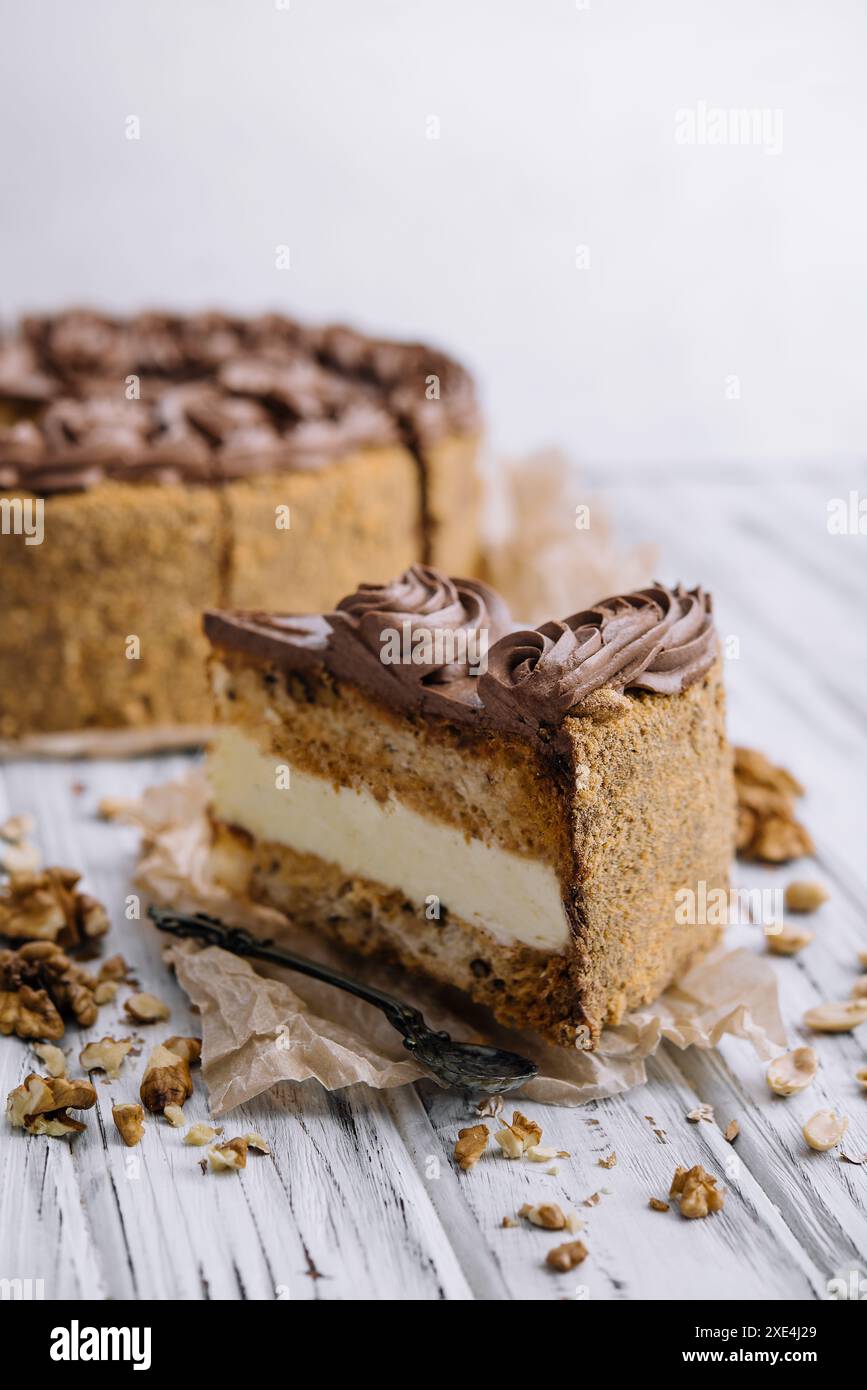 Chocolat, caramel, gâteau aux arachides sur bois Banque D'Images