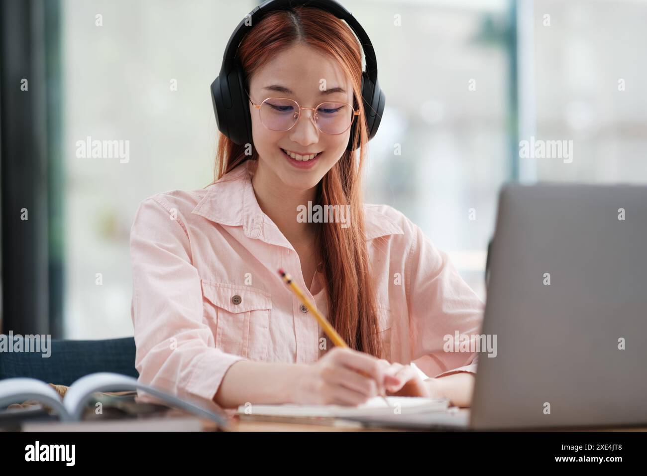 Jeune étudiant collage utilisant un ordinateur et un appareil mobile étudiant en ligne. Banque D'Images