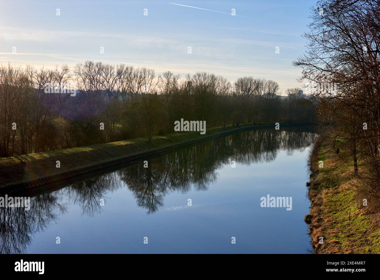 Beauté d'automne le long de l'étroite rivière Neckar en Allemagne. Vues panoramiques sur la splendeur de l'automne. Banque D'Images