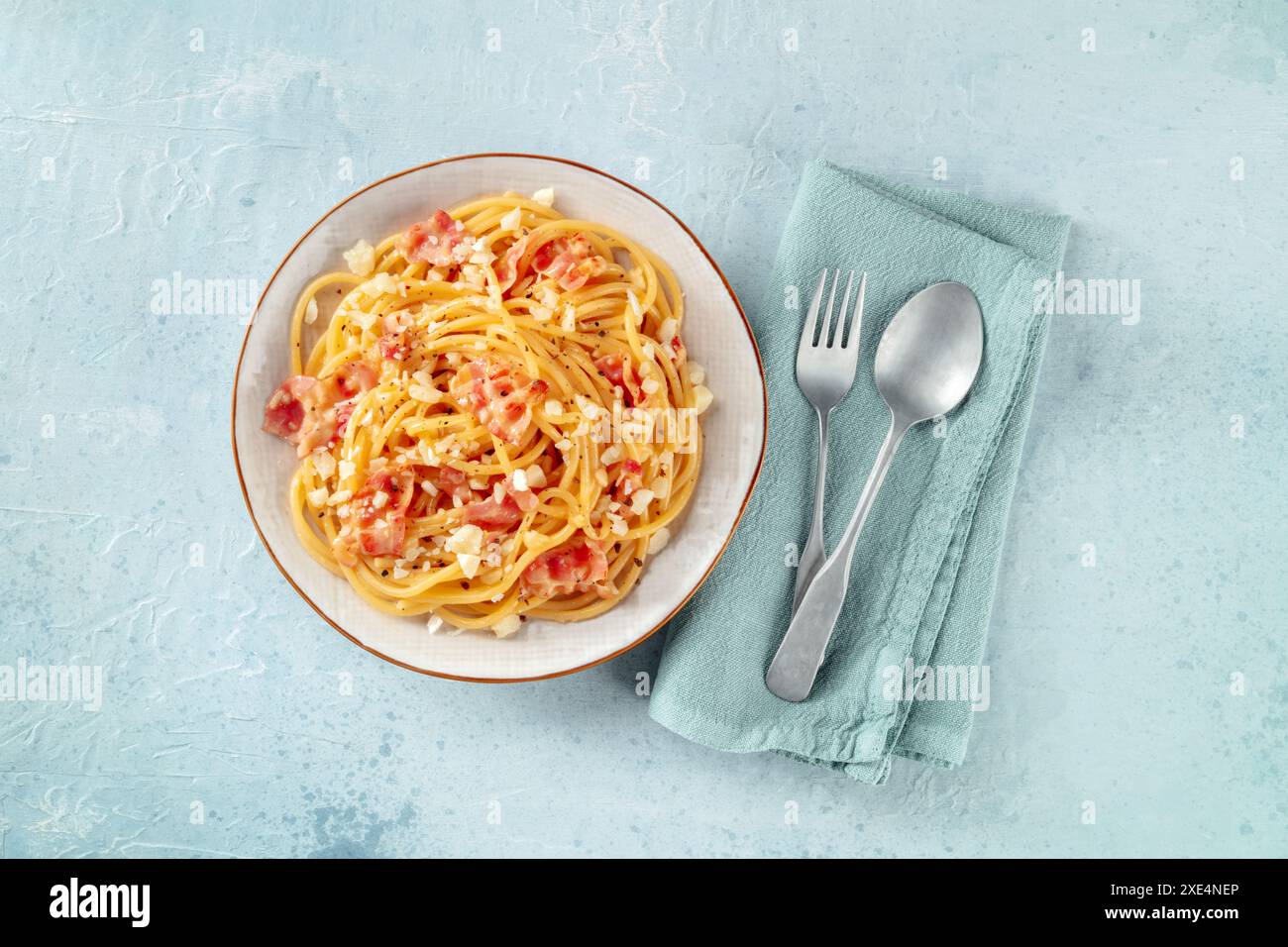 Plat de pâtes Carbonara, spaghetti traditionnels avec pancetta et fromage Banque D'Images