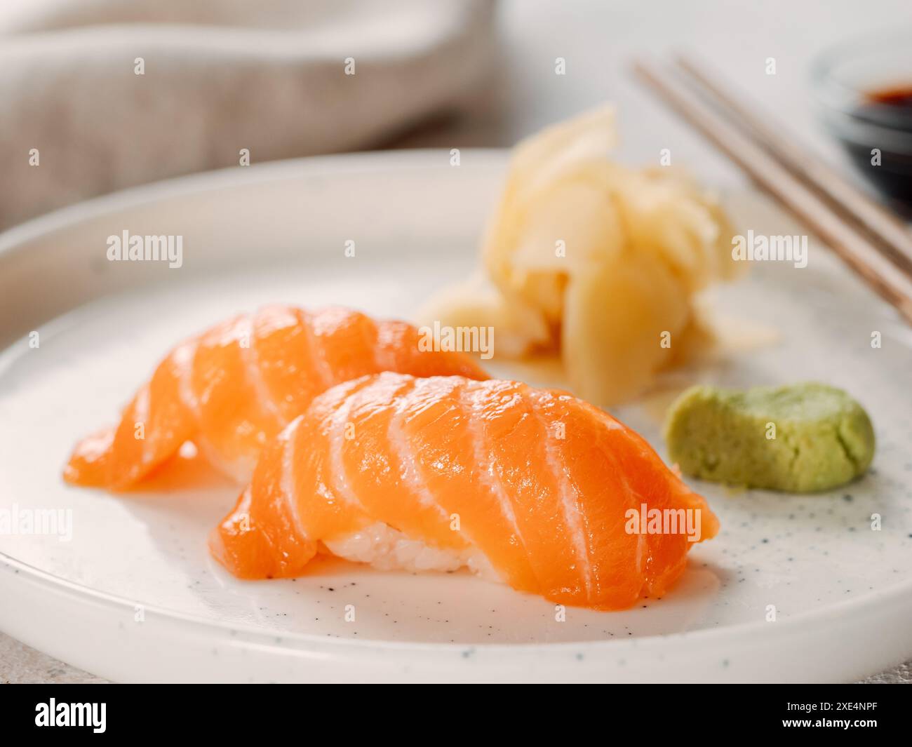 Deux sushi nigiri au saumon dans un restaurant japonais Banque D'Images