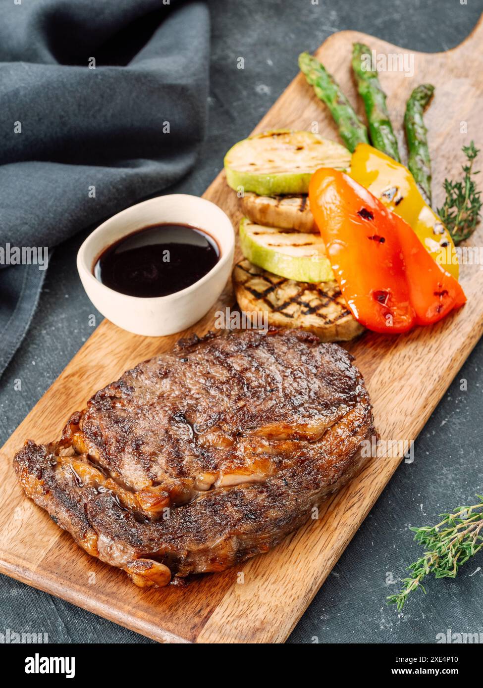 Steak de porc sur planche à découper en bois Banque D'Images