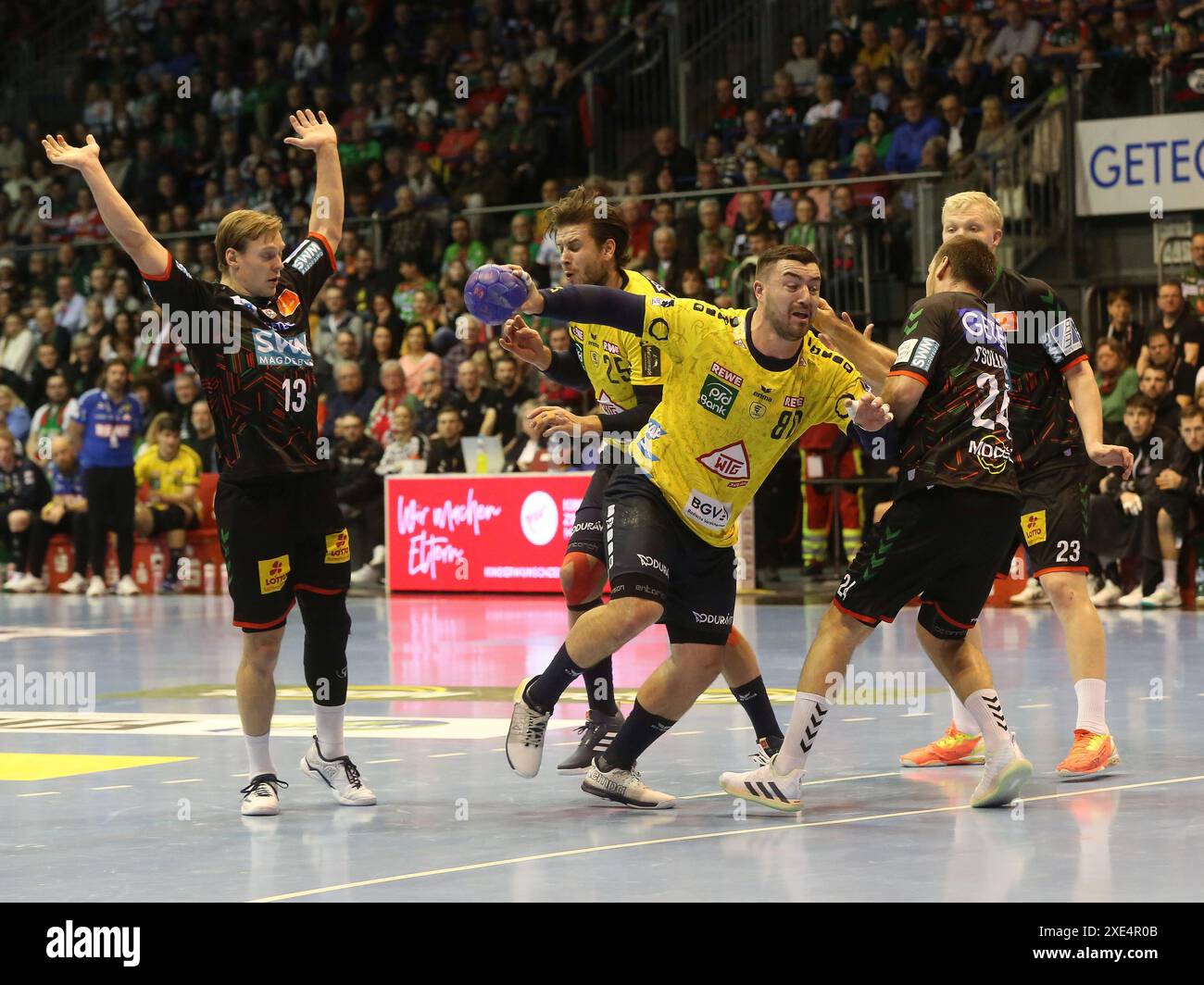 Jannik Kohlbacher (RNL) et Christian O`Sullivan (SCM) Handball Bundesliga saison 2023-2024 SC Magdeburg - Rhein Neckar LÃ¶Wen i Banque D'Images