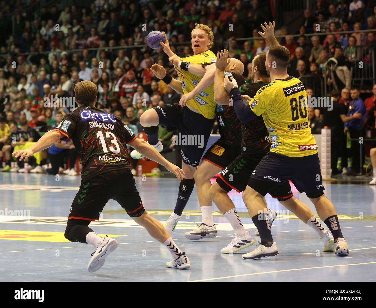 Gustav Davidsson (RNL) et Christian O`Sullivan (SCM) Handball Bundesliga saison 2023-2024 SC Magdeburg - Rhein Neckar LÃ¶remporte Banque D'Images