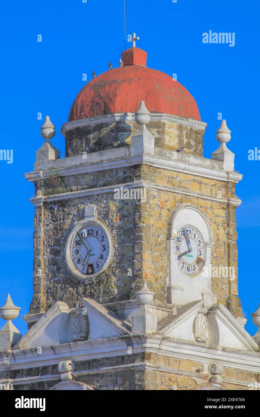 Huayacocotla, Veracruz, Mexique. 29 janvier 2024. Vue de dessus de l'horloge de la paroisse Saint Pierre l'Apôtre, église catholique dans Banque D'Images