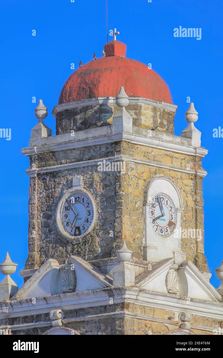 Huayacocotla, Veracruz, Mexique. 29 janvier 2024. Vue de dessus de l'horloge de la paroisse Saint Pierre l'Apôtre, église catholique dans Banque D'Images