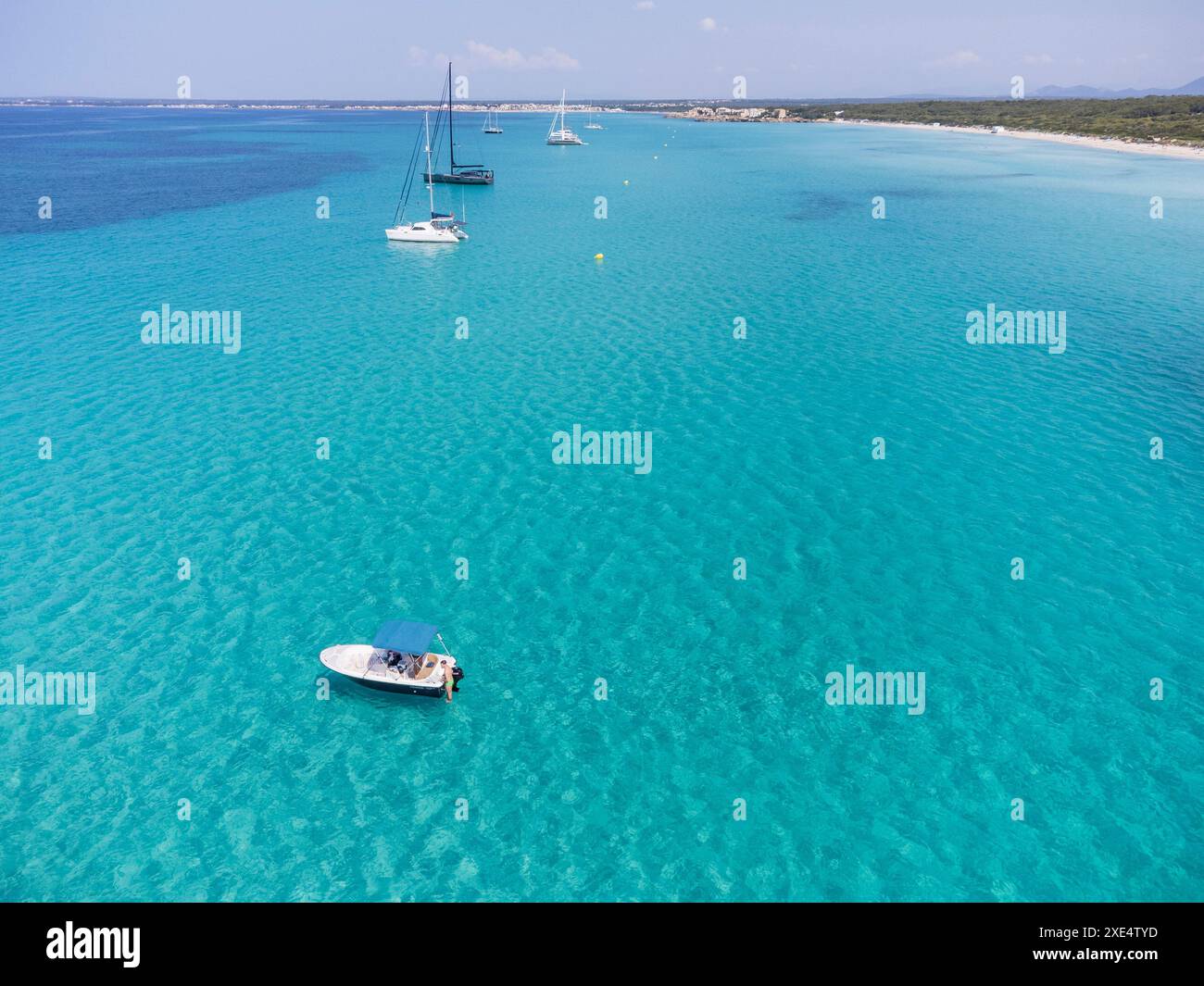 Bateaux échoués sur une eau cristalline Banque D'Images