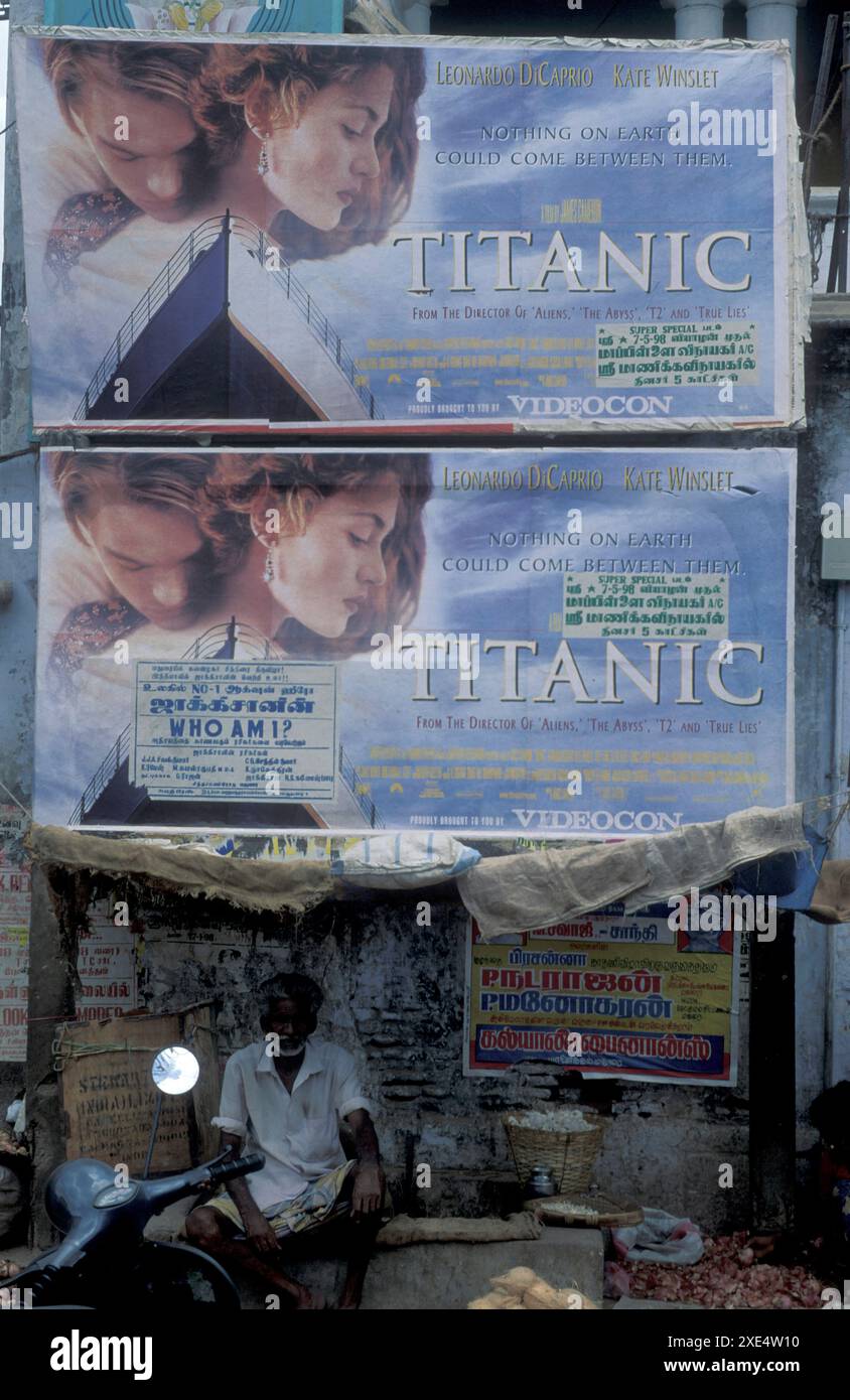 Une affiche de film de Titanic dans une rue de marché dans la ville de Madurai dans la province Tamil Nadu en Inde. Inde, Madurai, avril 1998 Banque D'Images