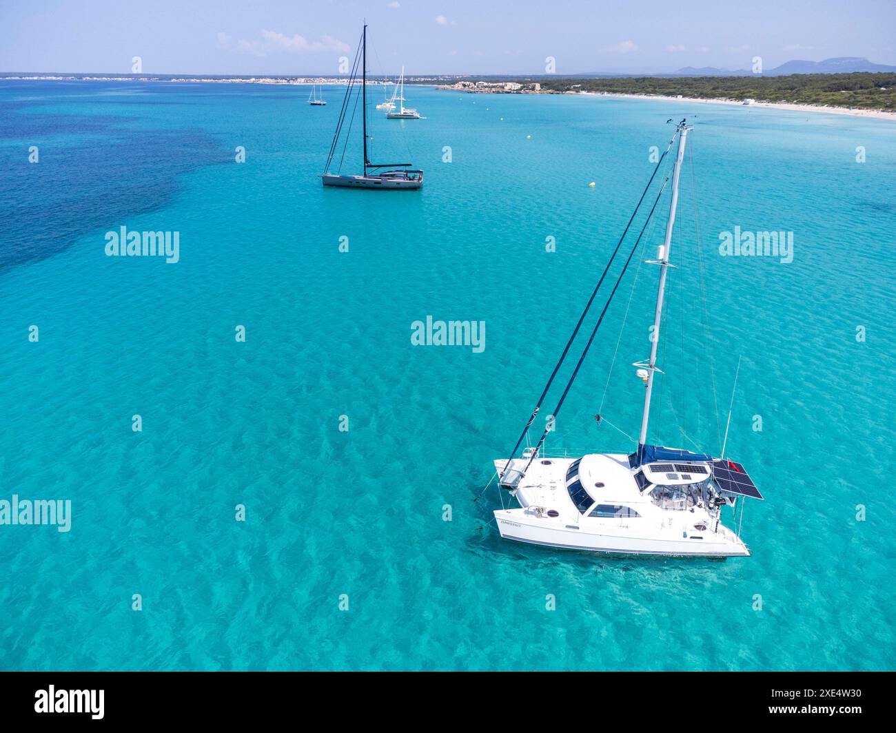 Bateaux échoués sur une eau cristalline Banque D'Images