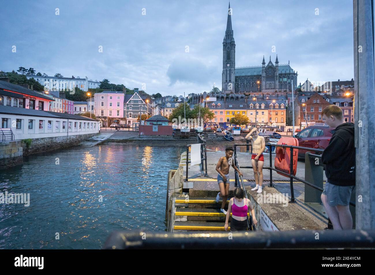 Des enfants sautant dans la mer Banque D'Images