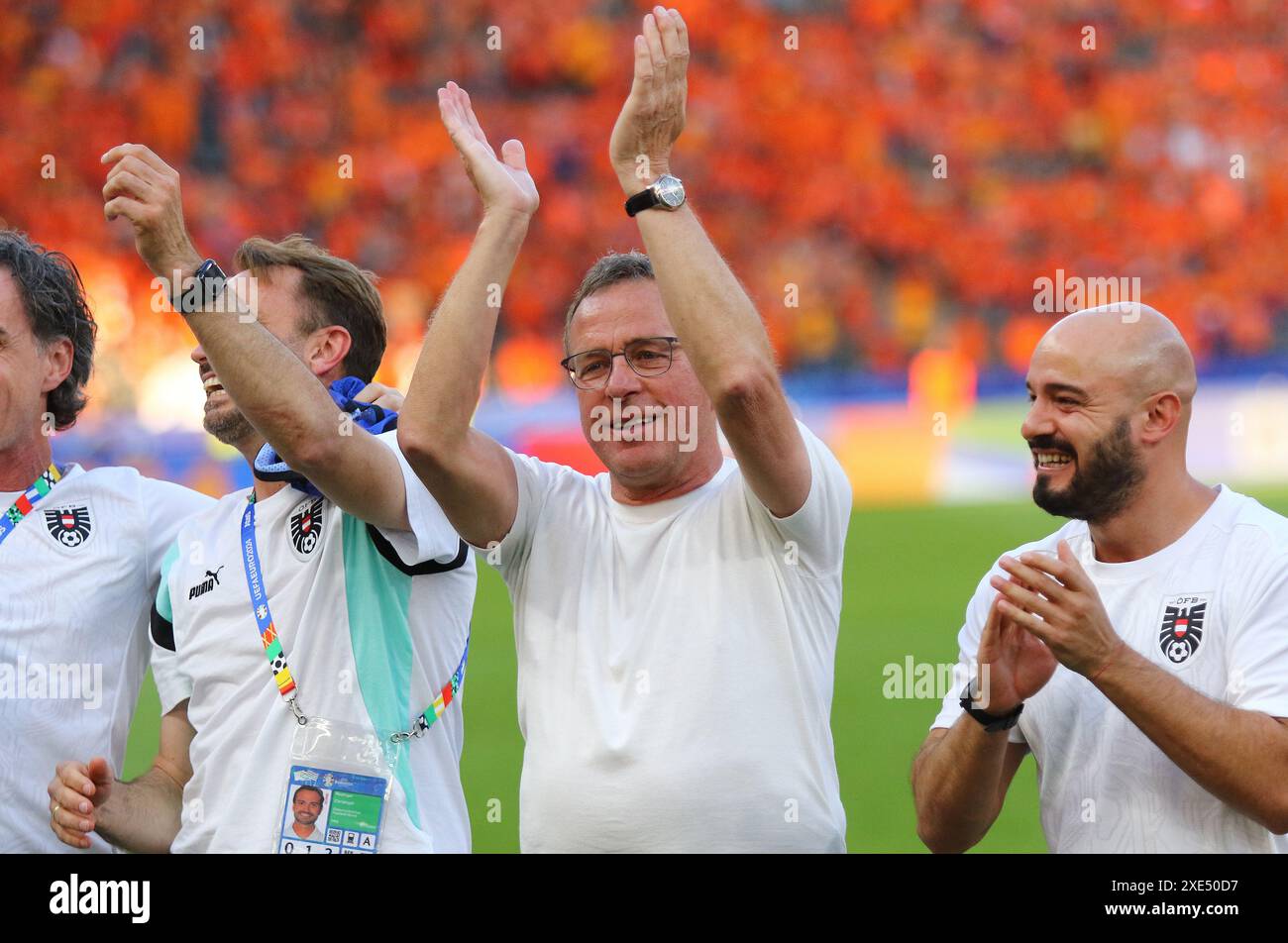 Berlin, Allemagne. 25 juin 2024. Le manager autrichien Ralf Rangnick (C) et les autres membres du staff célèbrent la victoire après le match de la phase de groupes de l'UEFA EURO 2024 pays-Bas contre Autriche à l'Olympiastadion de Berlin. Crédit : Oleksandr Prykhodko/Alamy Live News Banque D'Images