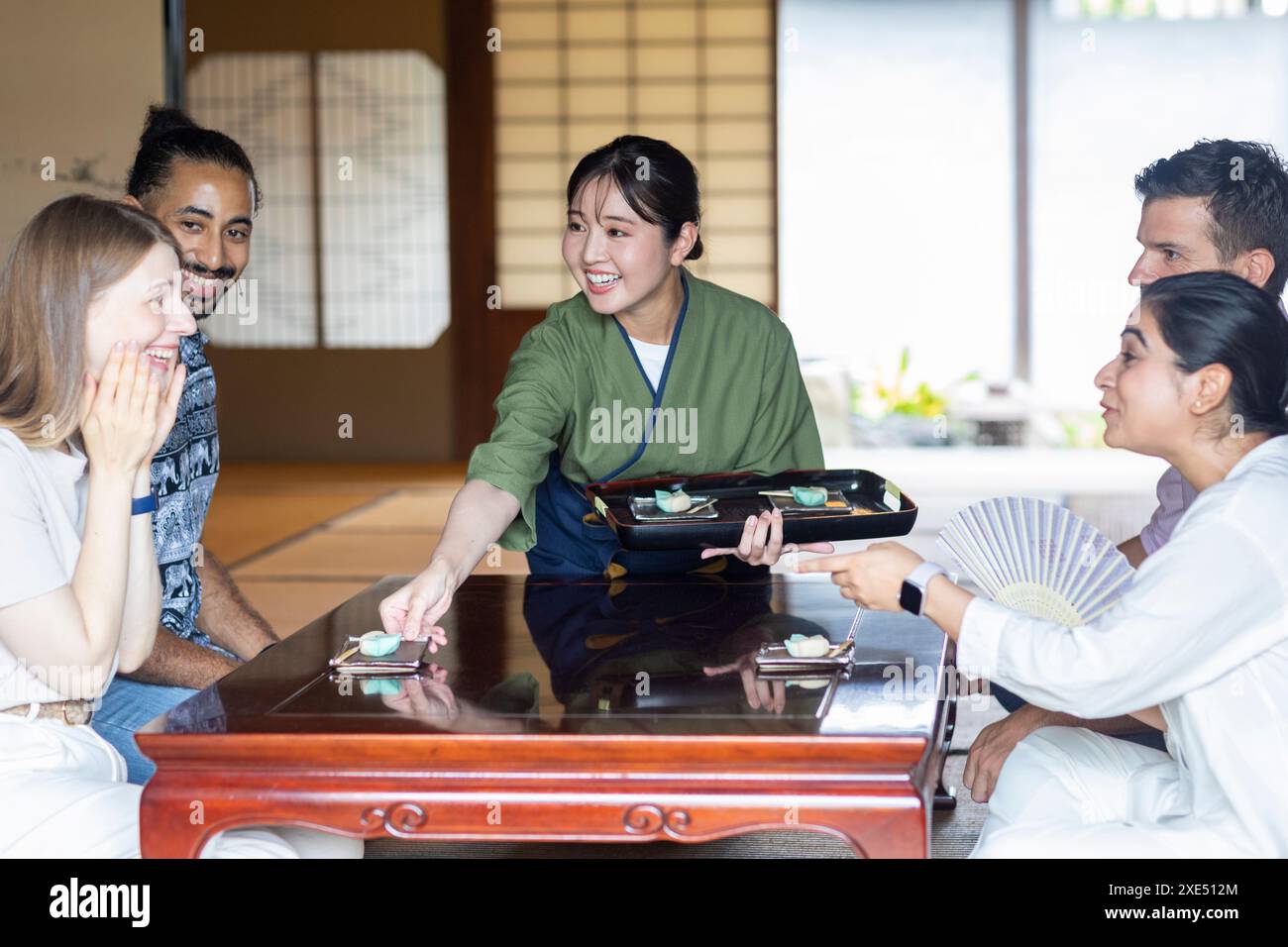 Étranger recevant des bonbons Banque D'Images