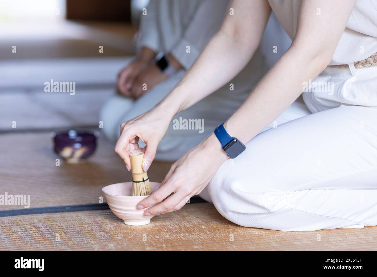 Étranger faisant du thé matcha Banque D'Images