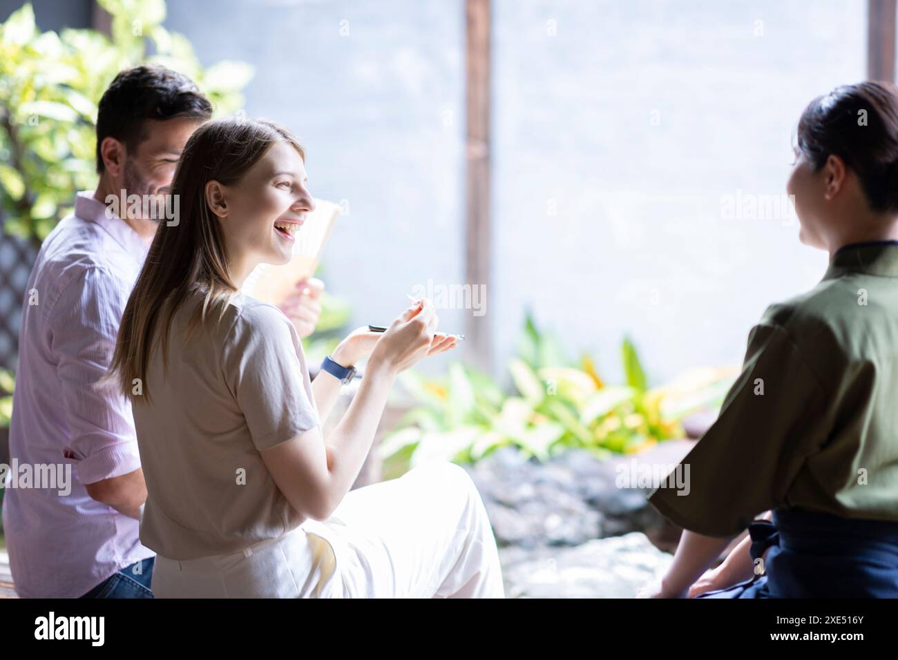 Entrant assis sur le bord Banque D'Images