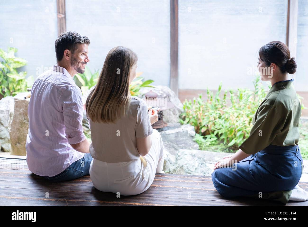 Entrant assis sur le bord Banque D'Images