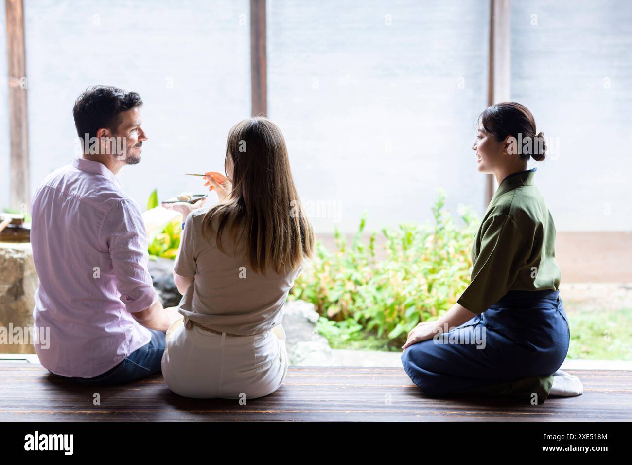 Entrant assis sur le bord Banque D'Images