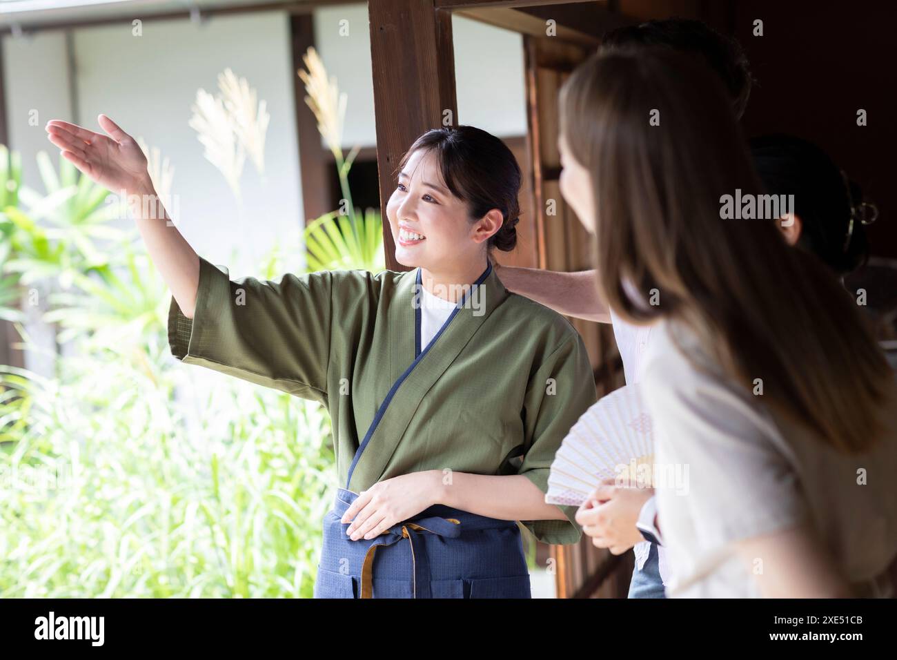 Une serveuse donnant une explication Banque D'Images