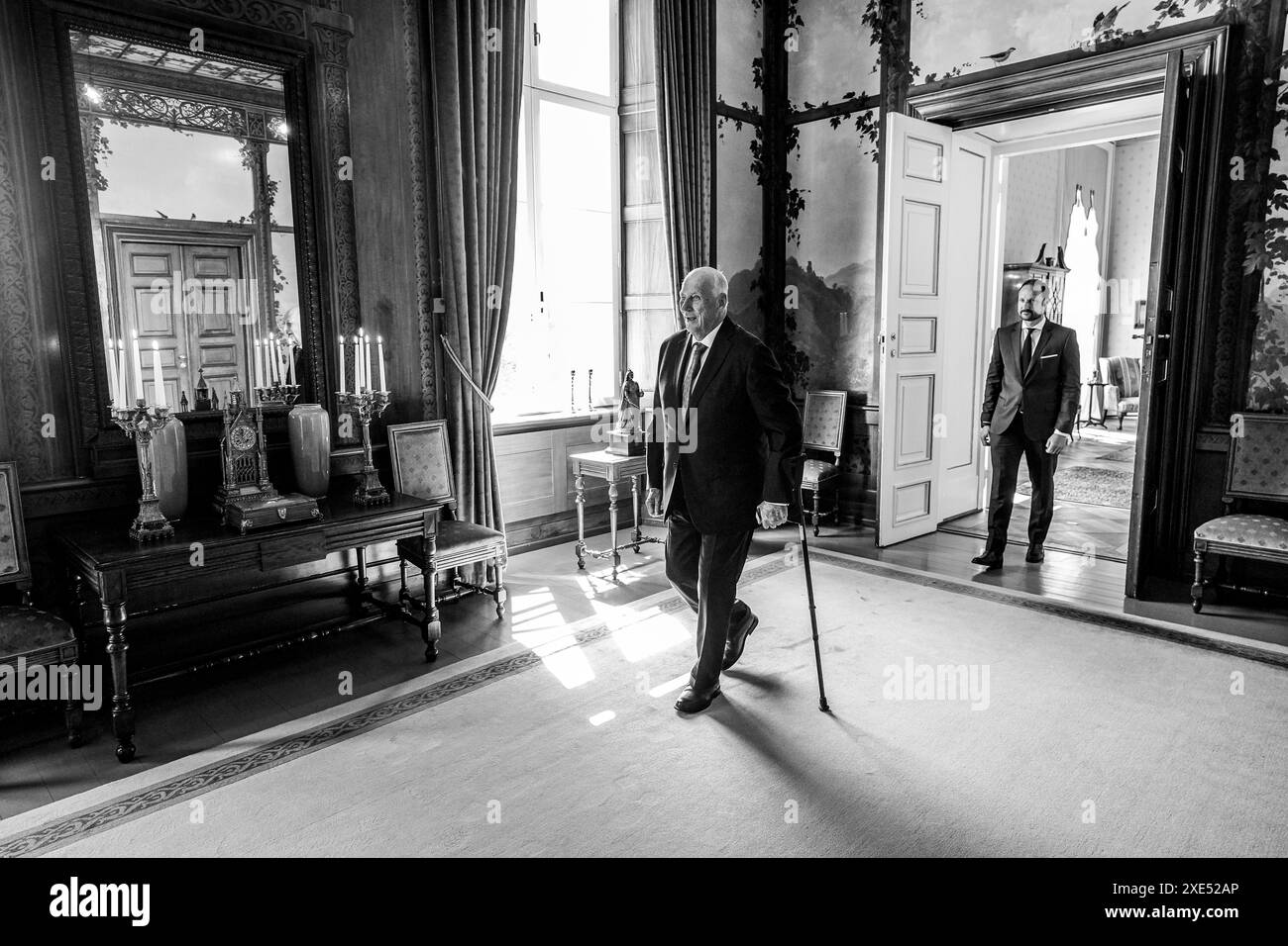 Oslo 20240625. Le roi Harald lors de la réception du roi Letsie III du Lesotho en audience au Palais. Le prince héritier Haakon (à droite) sera également présent. Photo : Lise Åserud / NTB Banque D'Images