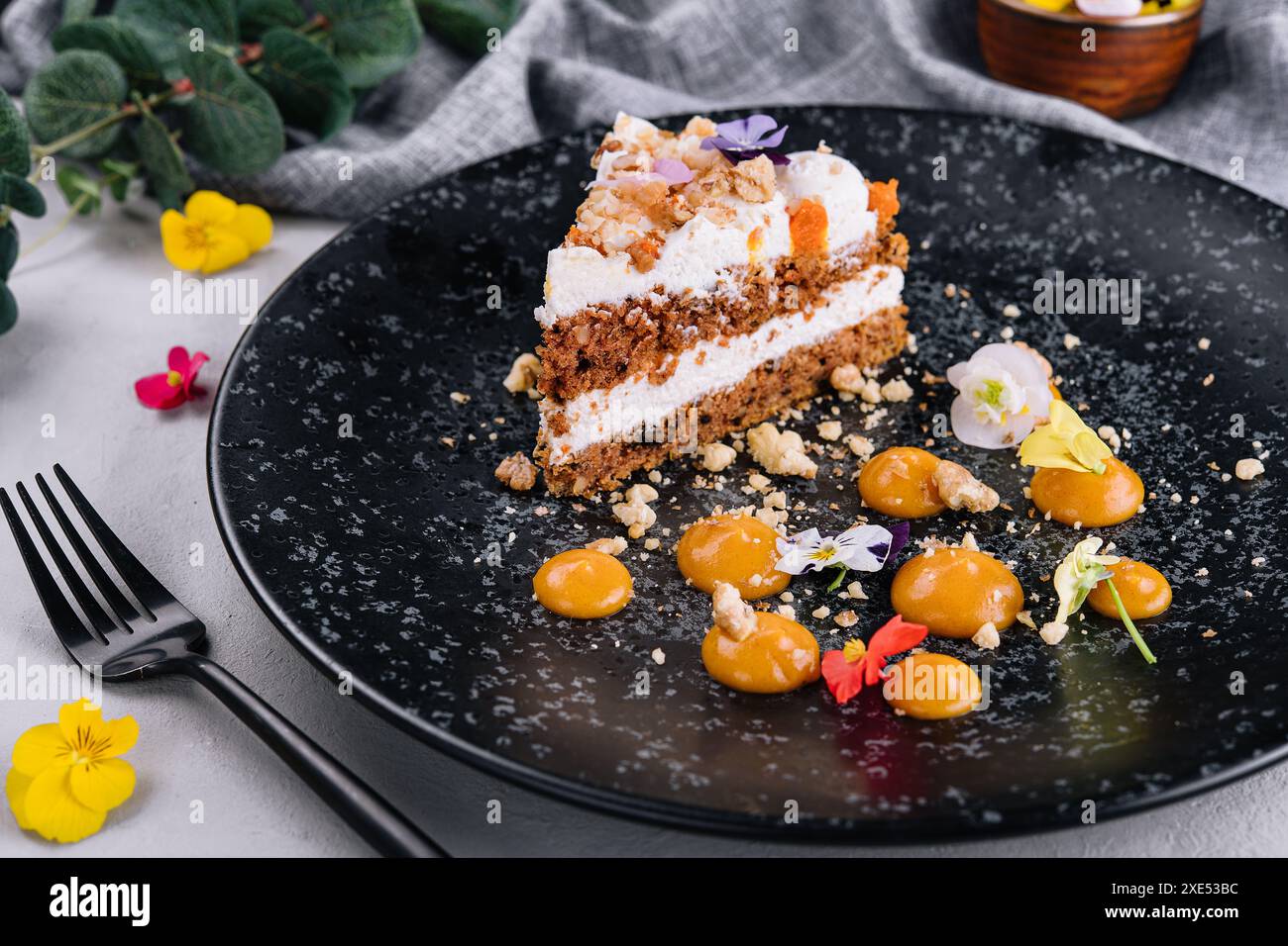 Gâteau aux carottes aux noix sur assiette noire Banque D'Images