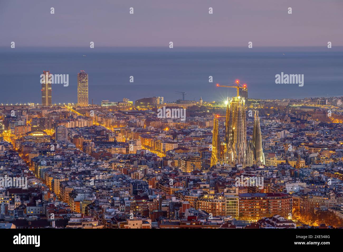 L'horizon du centre-ville de Barcelone avec la Sagrada Familia avant le lever du soleil Banque D'Images