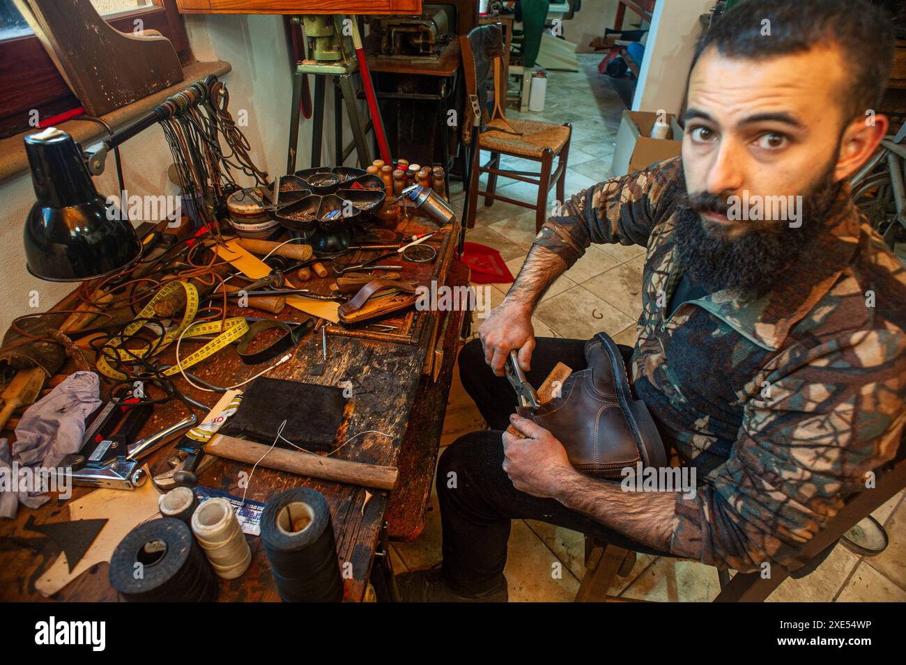 5 février 2024 - Italie, Sardaigne, Oristano, Samugheo - Atelier de cordonniers Urru Mauro. Création de chaussures et chaps en cuir fabriqués à la main Banque D'Images 5 février 2024 - Italie, Sardaigne, Oristano, Samugheo - Atelier de cordonniers Urru Mauro. Création de chaussures et chaps en cuir fabriqués à la main Banque D'Images