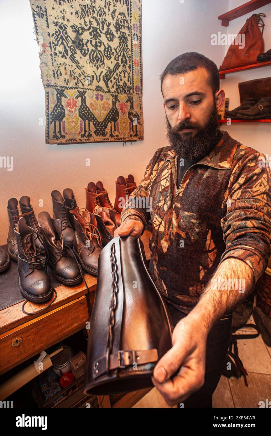 5 février 2024 - Italie, Sardaigne, Oristano, Samugheo - Atelier de cordonniers Urru Mauro. Création de chaussures et chaps en cuir fabriqués à la main Banque D'Images 5 février 2024 - Italie, Sardaigne, Oristano, Samugheo - Atelier de cordonniers Urru Mauro. Création de chaussures et chaps en cuir fabriqués à la main Banque D'Images