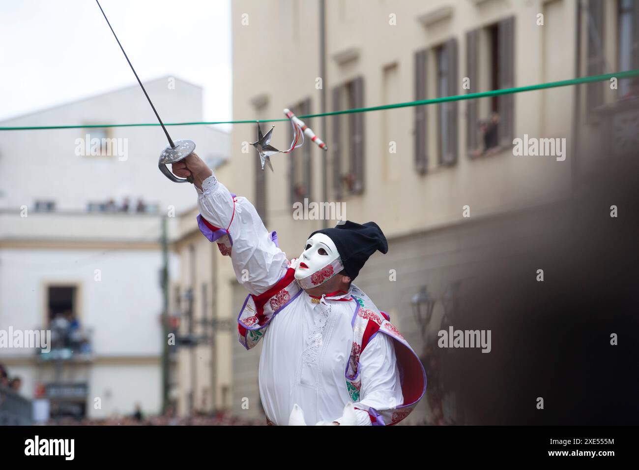 11 février 2024 – Italie, Sardaigne, Oristano, lors du carnaval de costumes se tient la course “Sartiglia” où le cavalier, avec son cheval à un galop, mu Banque D'Images