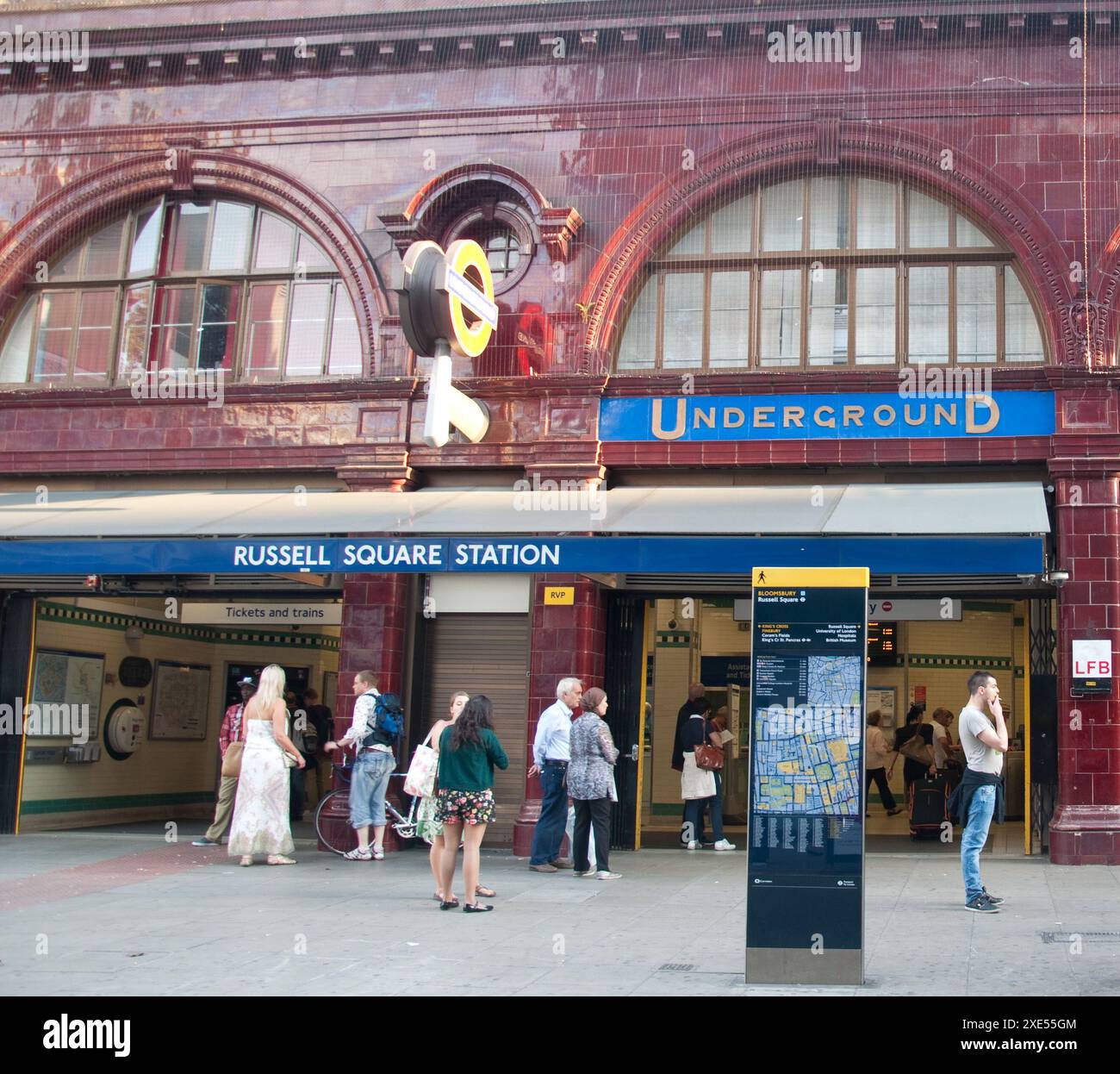 Station de métro de style traditionnel avec des carreaux, bien que l'intérieur moderne, les gens attendent et marchent près de l'entrée, la carte et les poubelles. Conçu par Banque D'Images