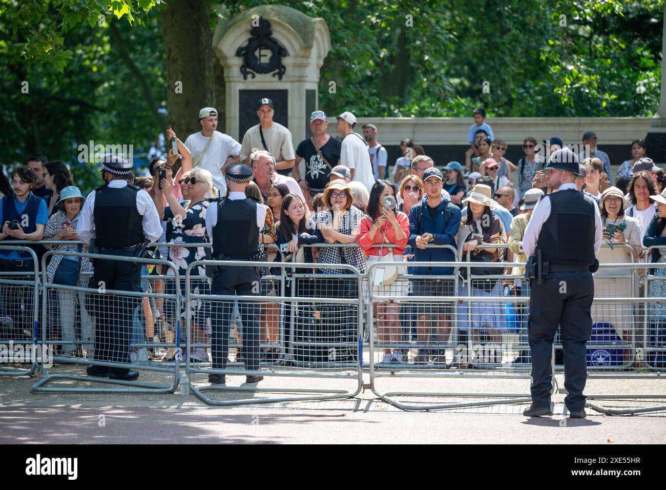 Londres, Royaume-Uni, le 25 juin 2024, c'était la visite d'Etat de l'empereur japonais au Royaume-Uni. Ayant lieu par une chaude journée d'été, la foule s'est réunie sur le Mall à Londres pour saluer le roi Charles et la reine Camilla et l'empereur Naruhito et son impératrice Masako., Andrew Lalchan Photography/Alamy Live News Banque D'Images