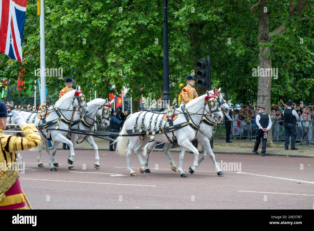 Londres, Royaume-Uni, le 25 juin 2024, c'était la visite d'Etat de l'empereur japonais au Royaume-Uni. Ayant lieu par une chaude journée d'été, la foule s'est réunie sur le Mall à Londres pour saluer le roi Charles et la reine Camilla et l'empereur Naruhito et son impératrice Masako., Andrew Lalchan Photography/Alamy Live News Banque D'Images