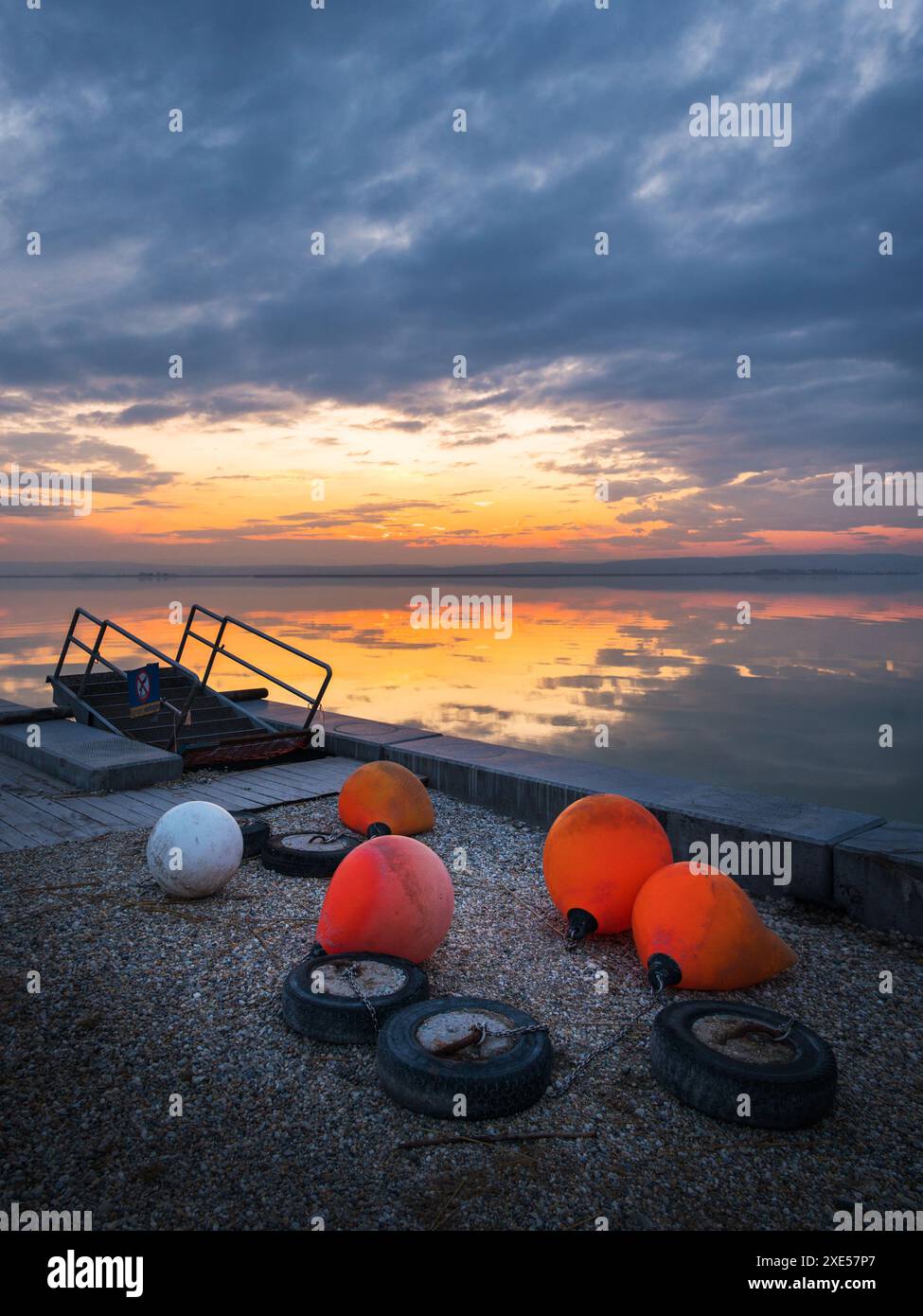 Lac neusiedlersee dans burgenland coucher de soleil avec bouées dans le premier graound Banque D'Images