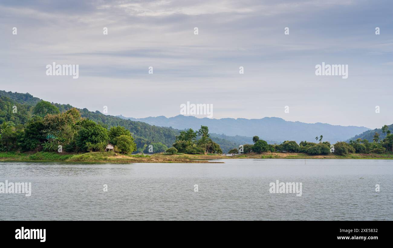 Panorama de paysage pittoresque sur le pittoresque lac Kaptai sous le ciel sombre, Rangamati, Chittagong, Bangladesh Banque D'Images