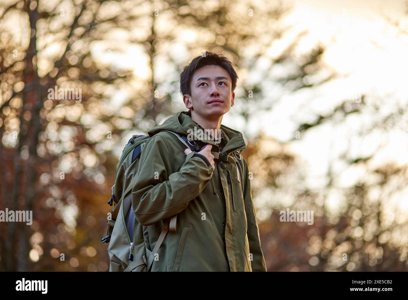 Jeune homme japonais appréciant l'escalade Banque D'Images