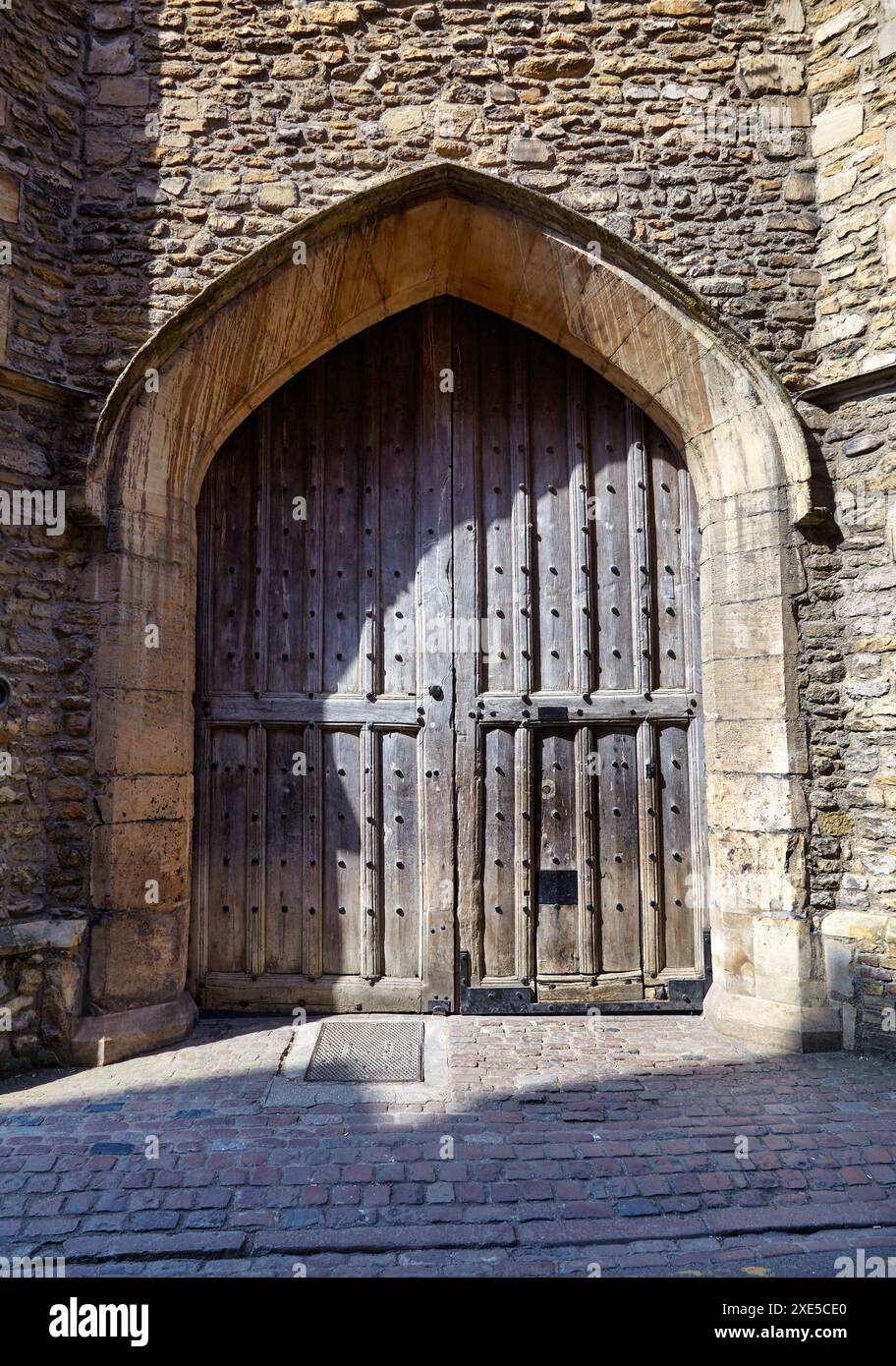 Immenses portes cloutées donnant sur la Grande Cour du Trinityâ€™s. Université de Cambridge, Angleterre Banque D'Images