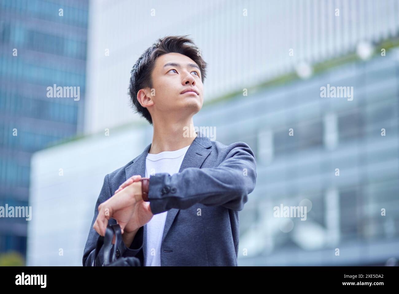 Jeune homme japonais en veste décontractée Banque D'Images