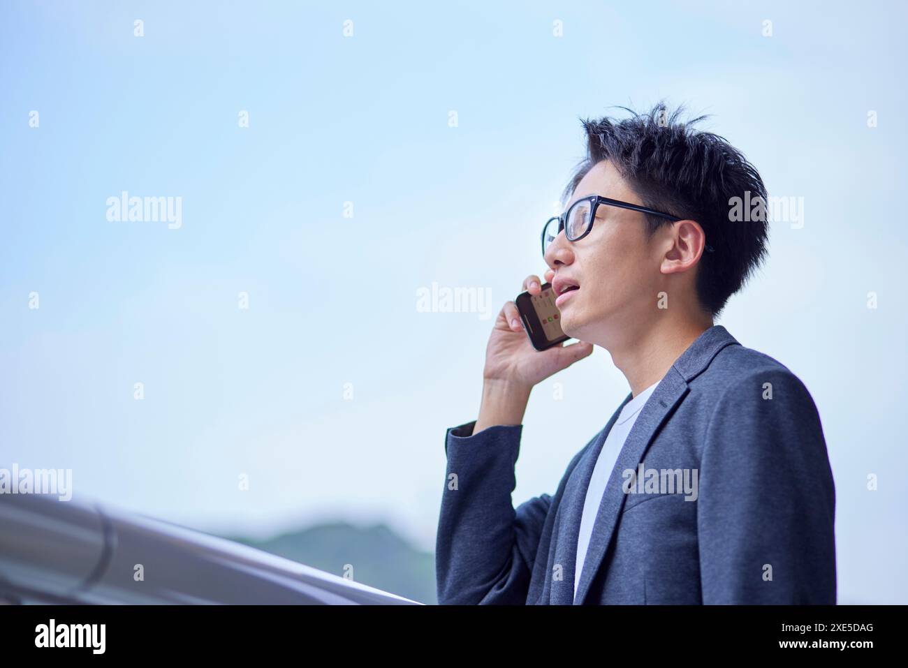 Jeune homme japonais en veste décontractée Banque D'Images