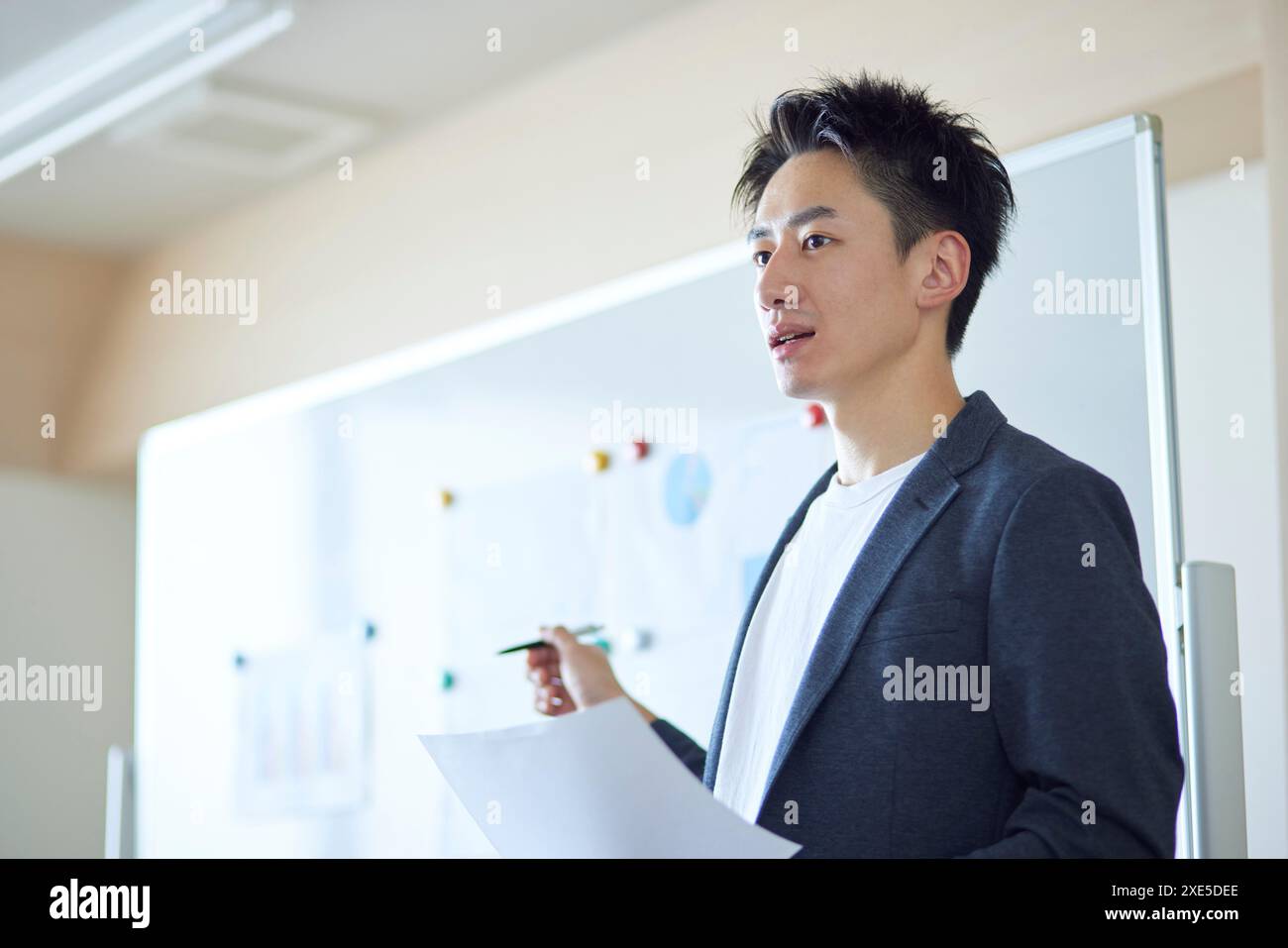 De jeunes hommes d'affaires japonais font une présentation Banque D'Images