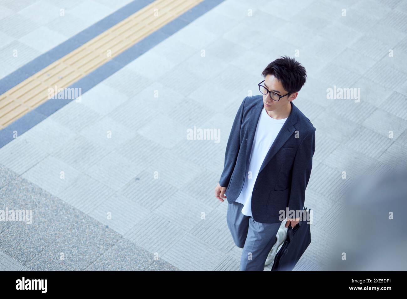 Jeune homme japonais en veste décontractée Banque D'Images