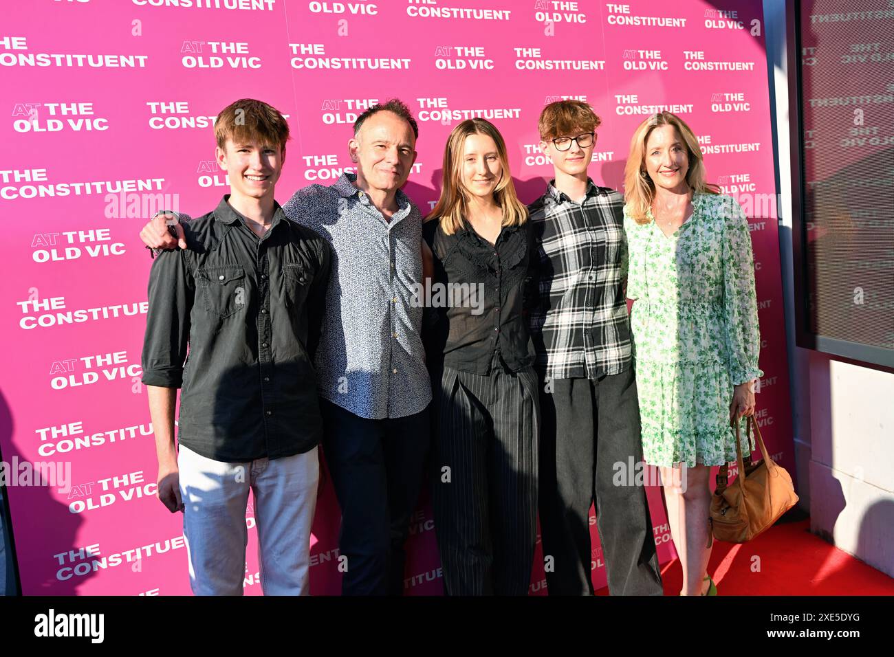 LONDRES, ROYAUME-UNI. 25 juin 2024. Matthew Warchus et sa famille assistent à Press Night - The Constituent au théâtre Old Vic, Londres, Royaume-Uni. Crédit : Voir Li/Picture Capital/Alamy Live News Banque D'Images